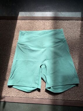 Trinity Cross Waist No Front Seam Biker Shorts in Bottle Green